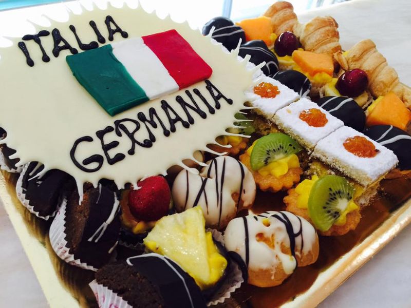 Vassoio di pasticcini con decorazione per vittoria ai Mondiali di Calcio