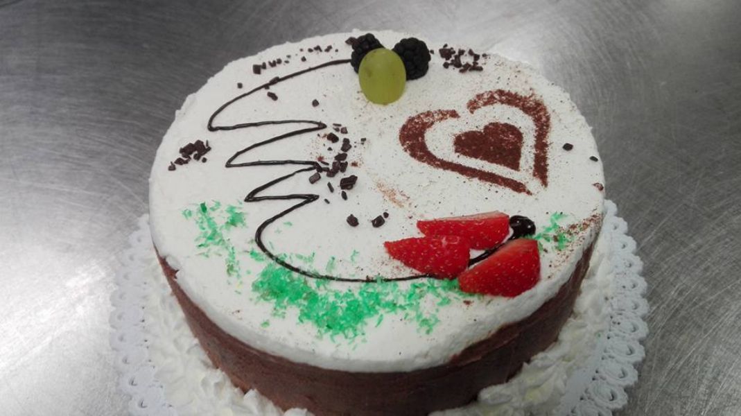 Torta al cioccolato con zucchero a velo e decorazioni