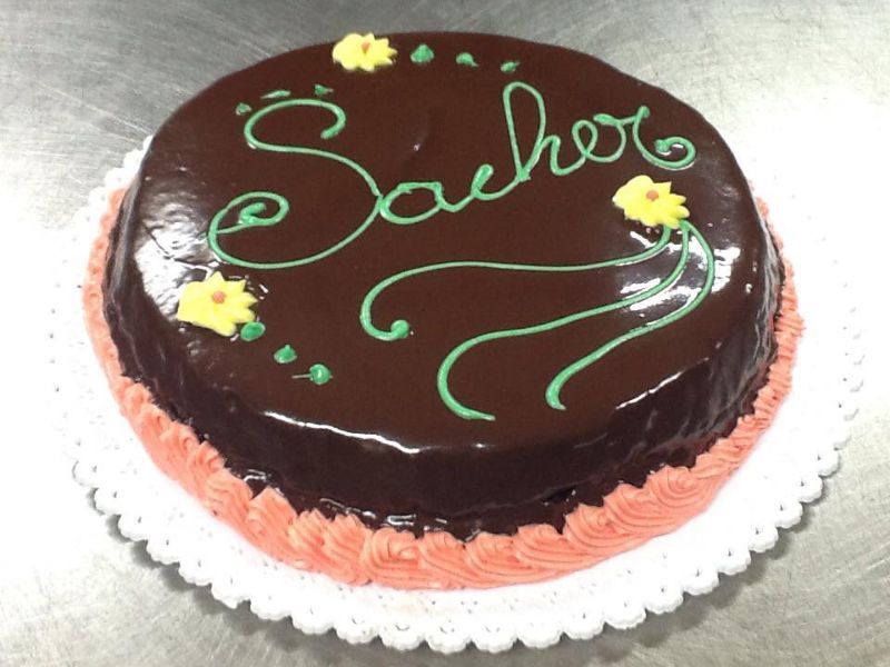 Torta Sacher al cioccolato con scritta verde