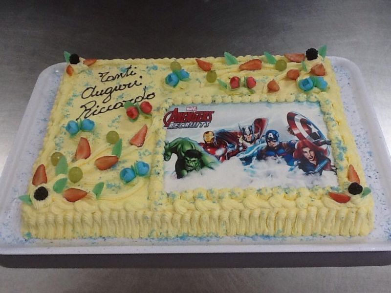 Torta di compleanno con personaggi Avengers