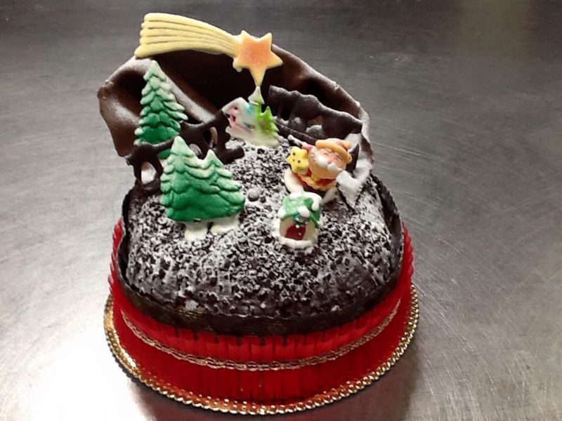Torta al cioccolato natalizia con alberi e stella cometa