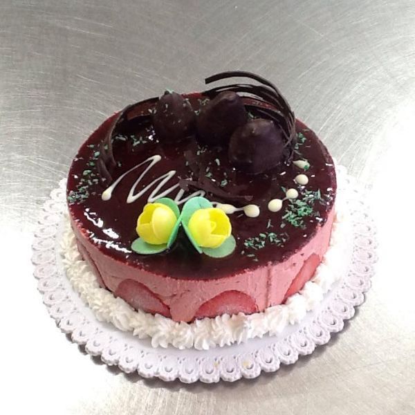 Torta al cioccolato e fragola con decorazioni