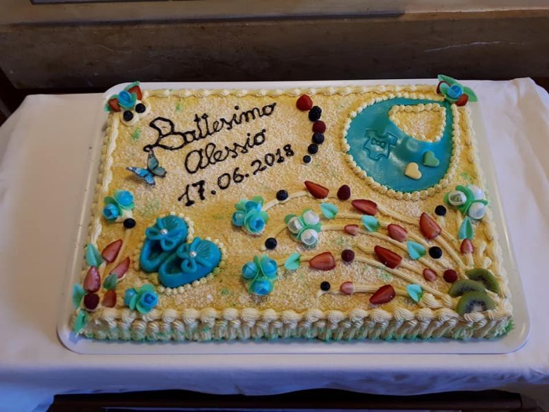 Torta per battesimo con decorazioni bianche e blu