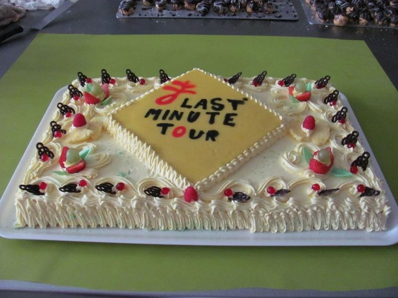 Torta rettangolare con panna e decorazioni personalizzate