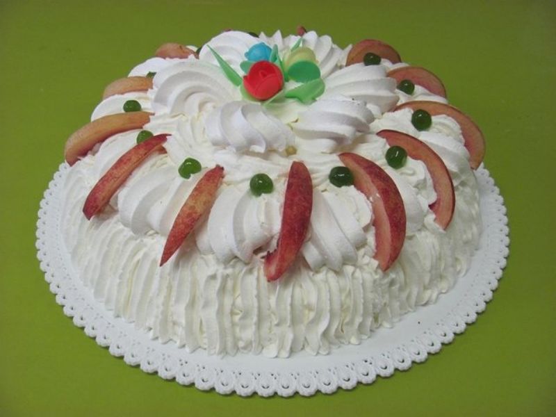 Torta bianca di panna con pesche
