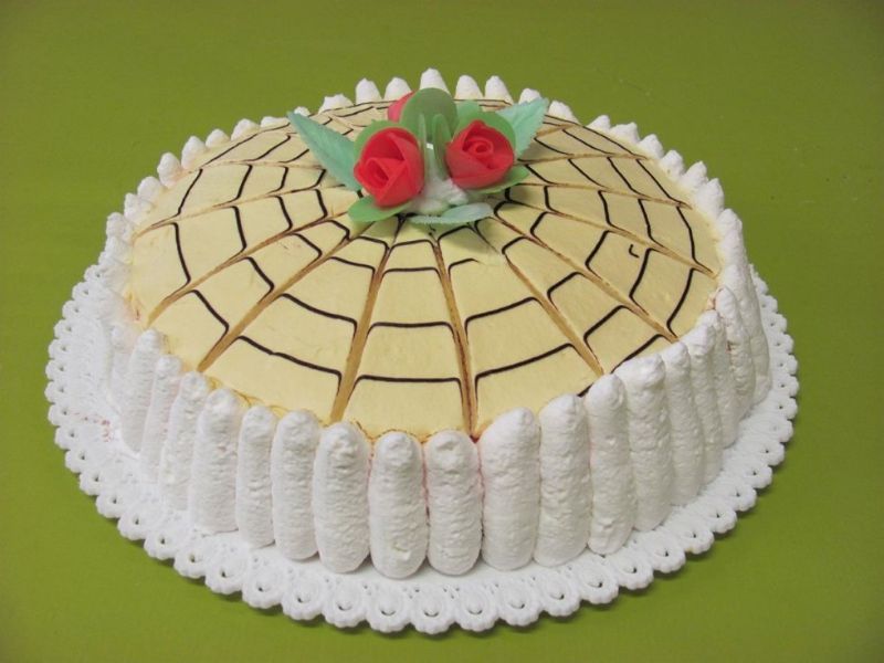 Torta di panna con decorazione a ragnatela