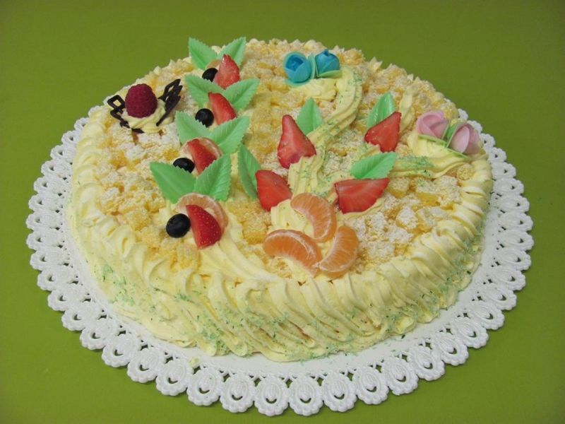 Torta alla vaniglia con panna e frutta