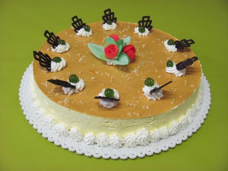 Torta con panna e decorazioni di cioccolato