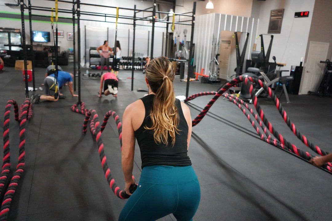 mulher fazendo exercícios