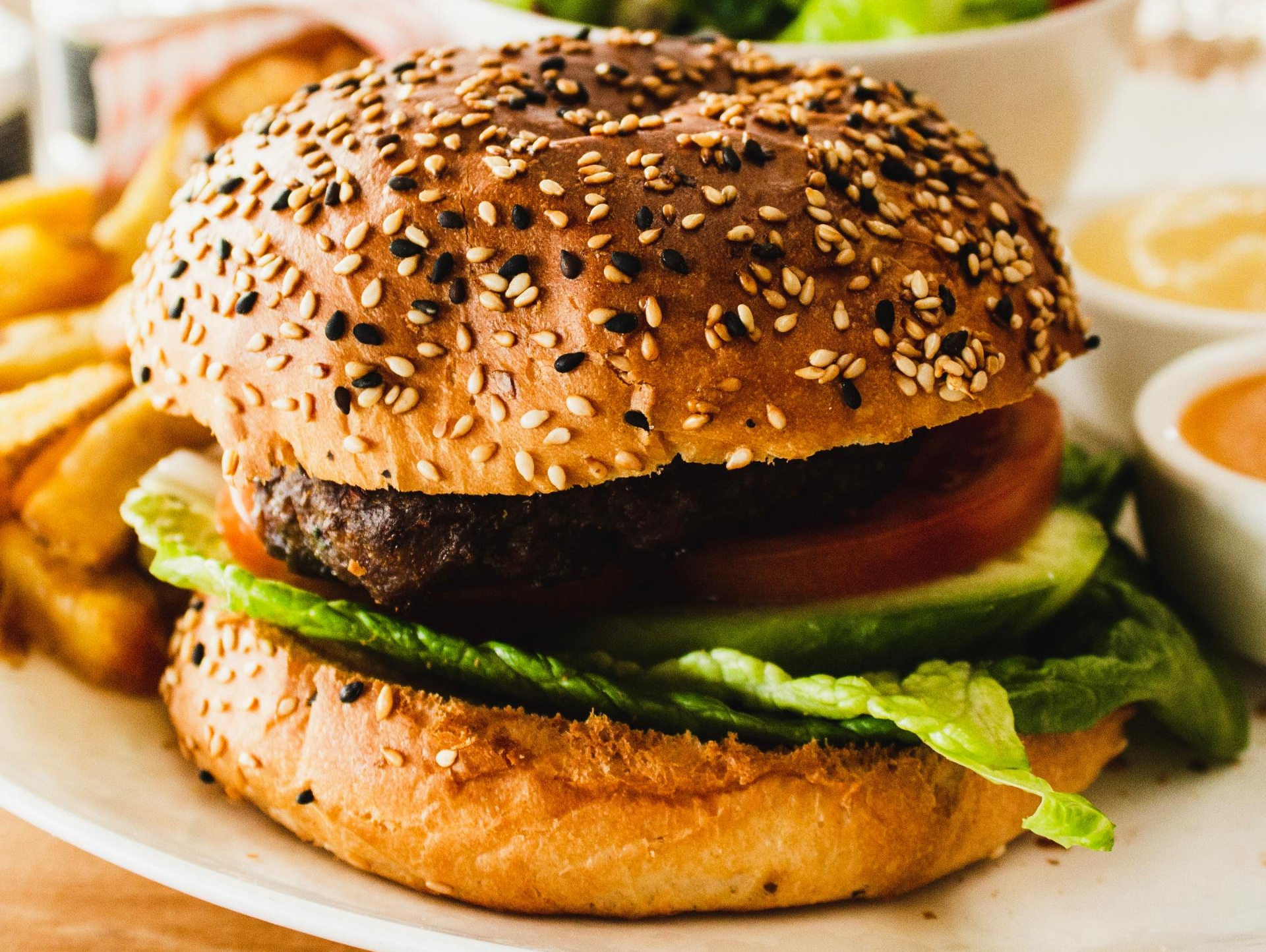 lanche com pão, carne e vegetais