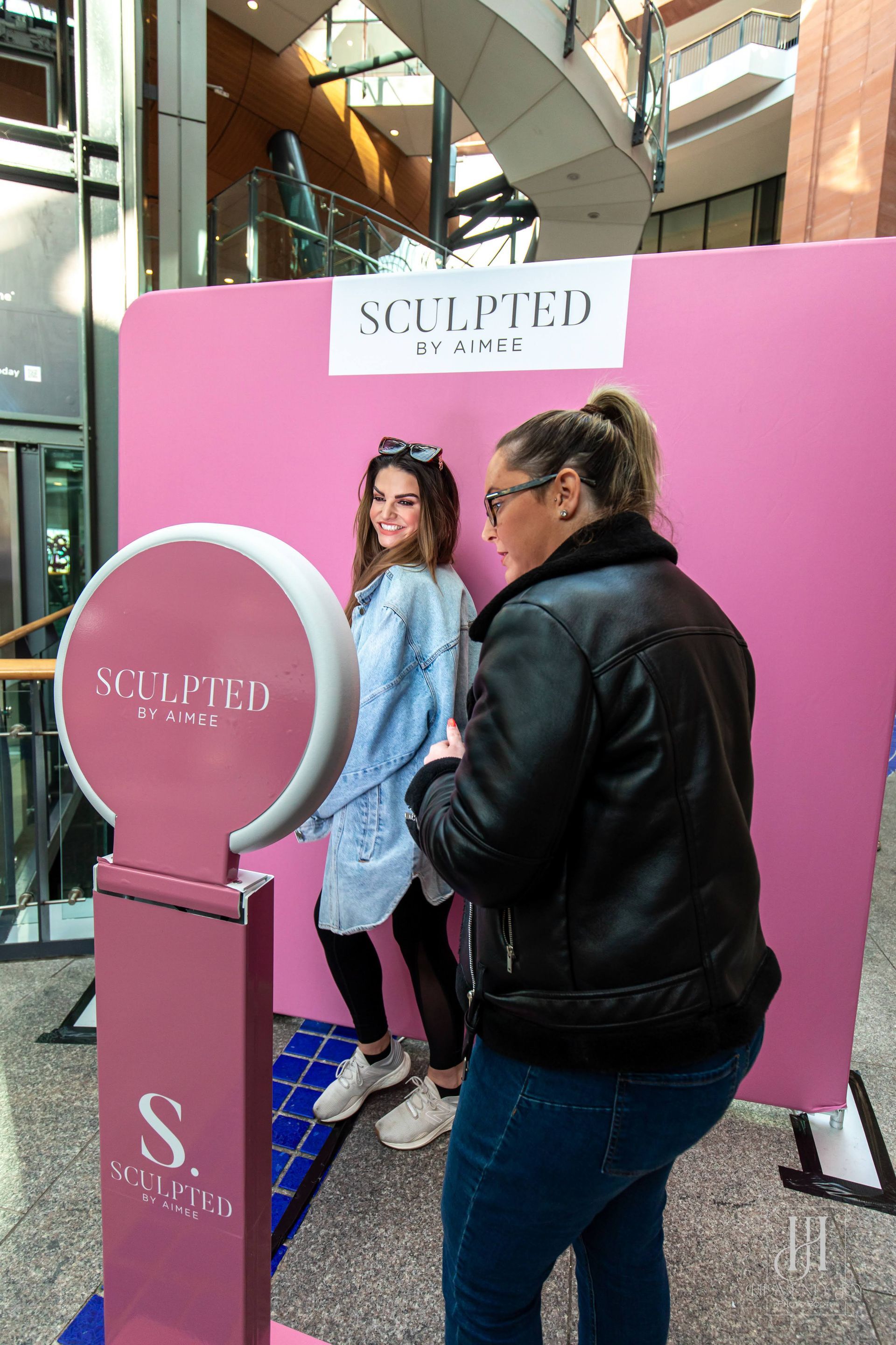 Guests instantly sharing their photos and videos via multiple on-site file-sharing options.