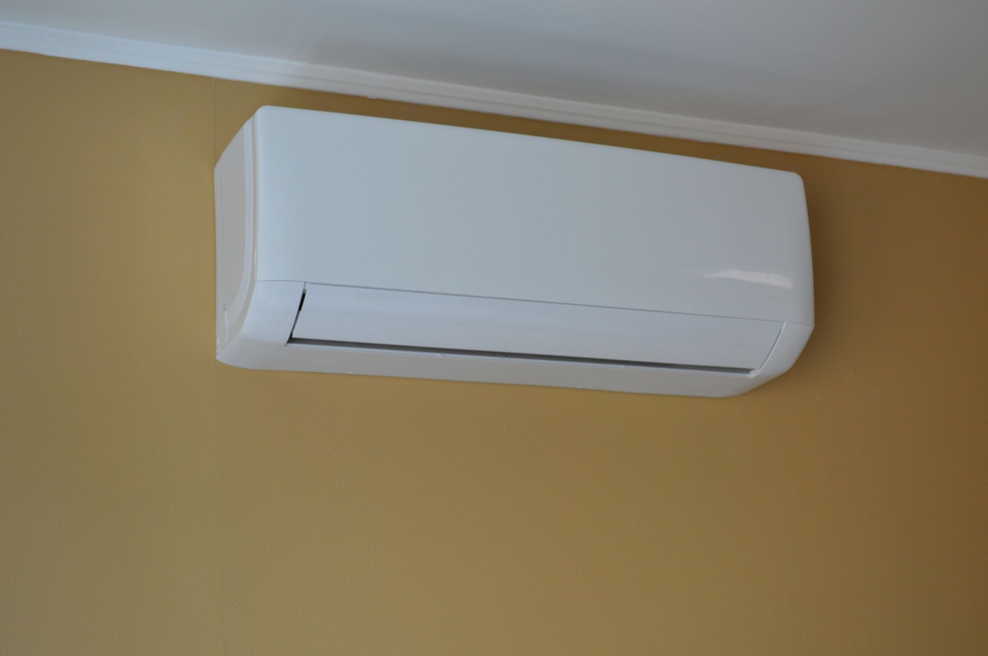 Wall-mounted ductless mini split air conditioner installed in a modern Florida home by Bailey’s HVAC