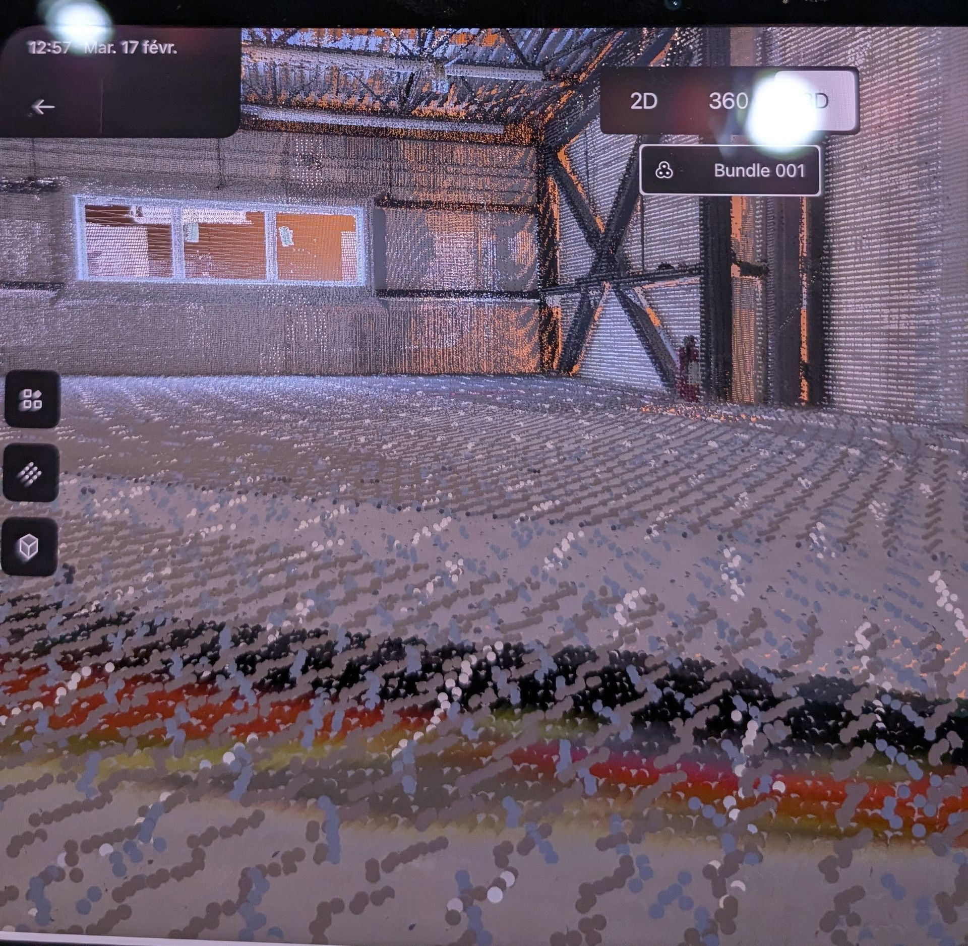 Vue par numérisation laser 3D d'un espace de travail industriel, montrant les poutres structurelles, un mur et un nuage de points au sol.