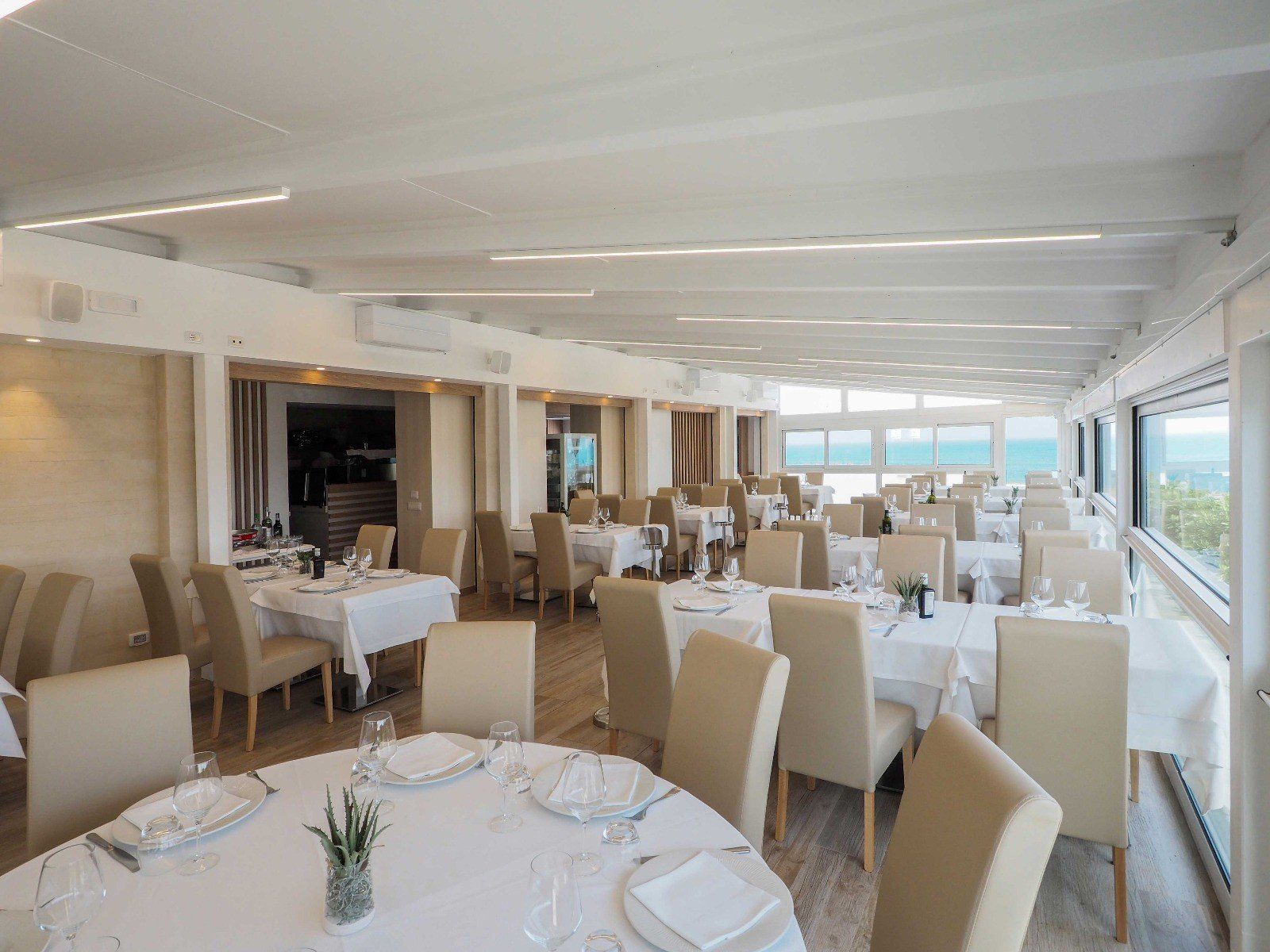 sala del ristorante sul mare a Bari con vista panoramica