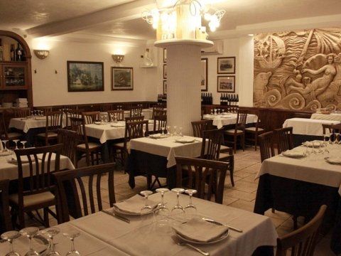 sala di un ristorante con sedie in legno