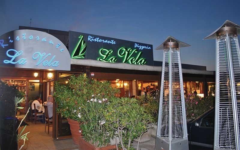 ingresso di un ristorante con insegna luminosa