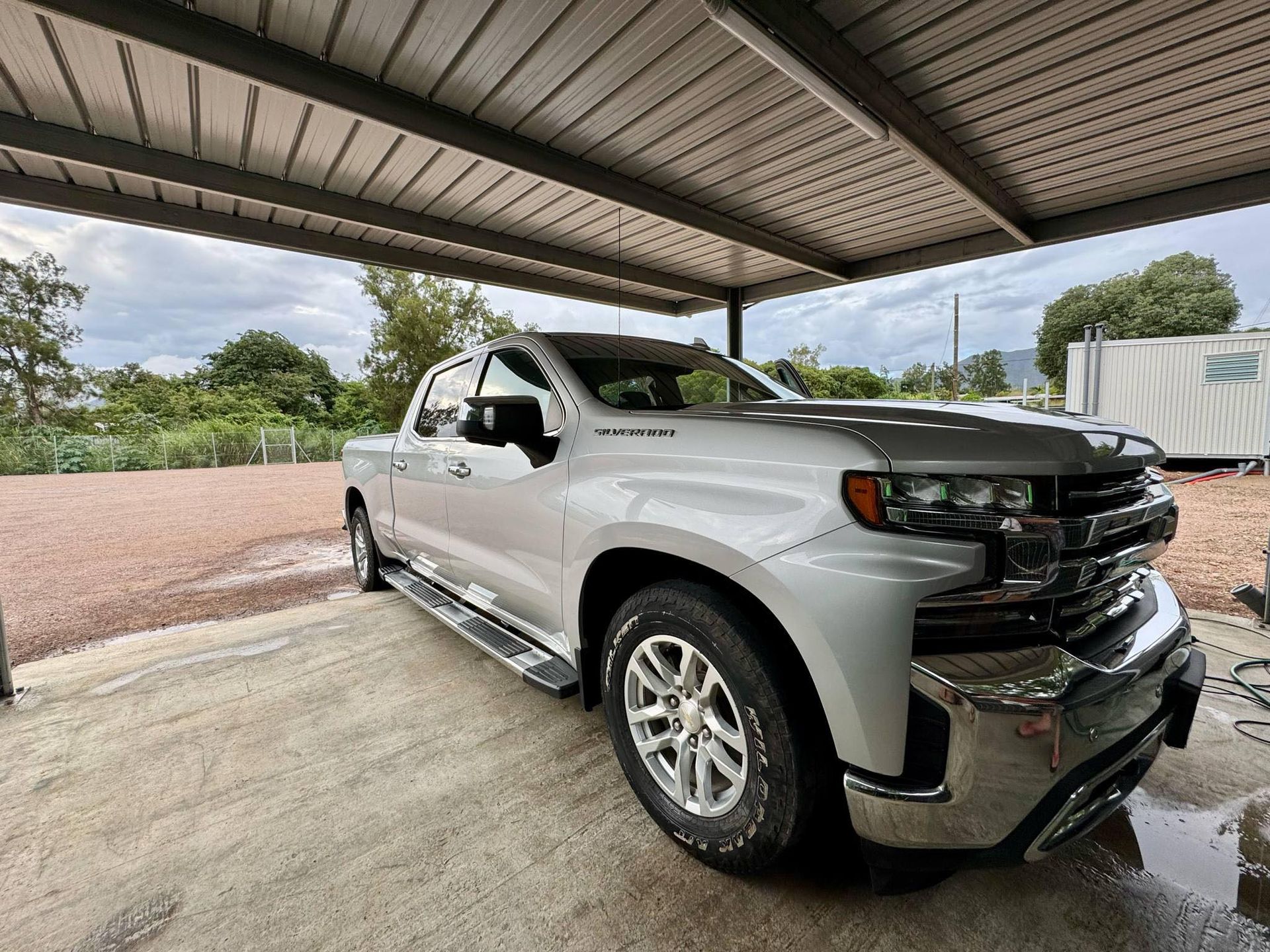 Parking sécurisé Auto Safe Tontouta avec voitures sous abri, idéal pour voyageurs en partance de l’aéroport international