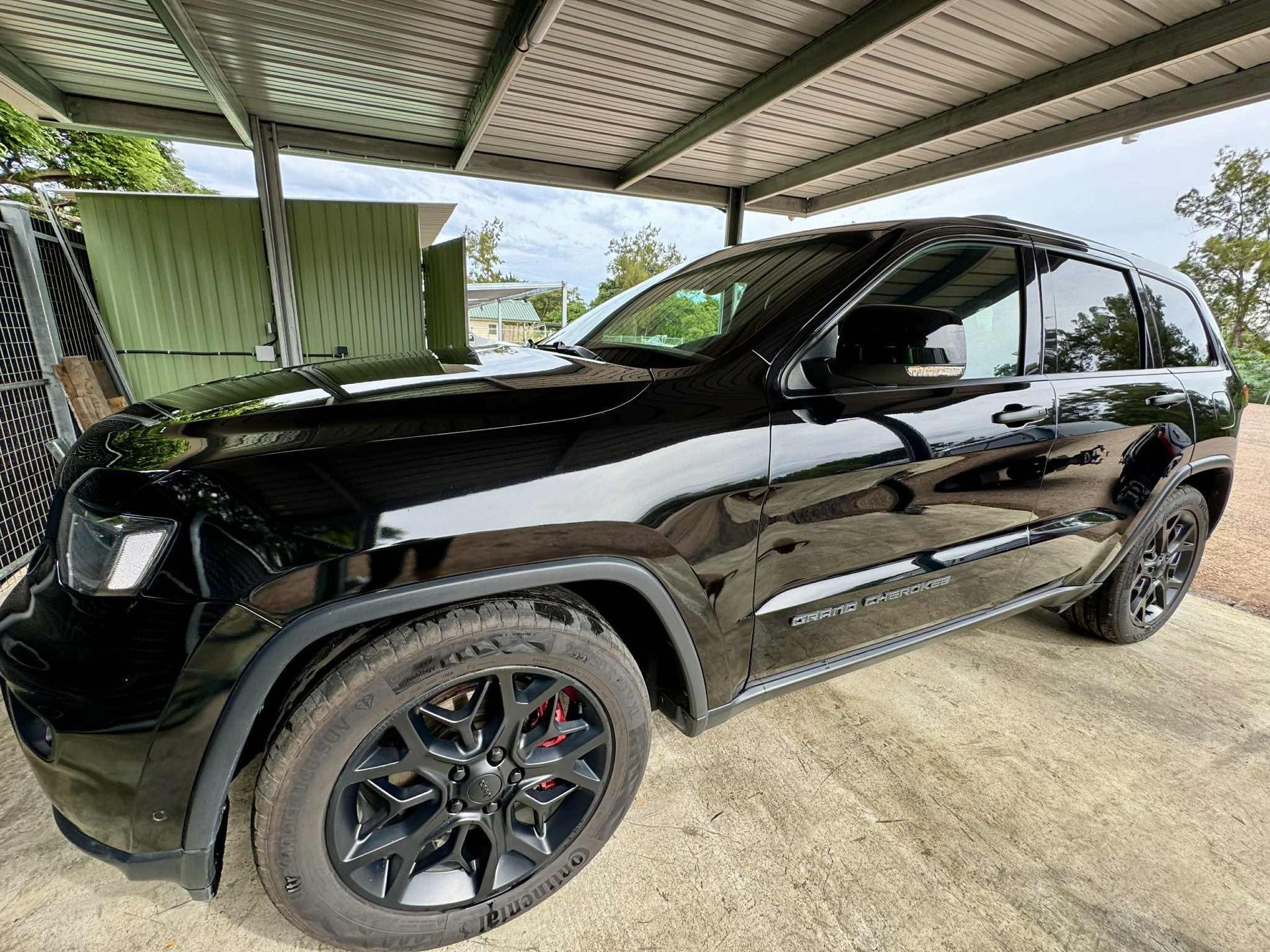 Voiture garée sous abri sécurisé au parking Auto Safe Tontouta près de l’aéroport de La Tontouta en Nouvelle-Calédonie, service de stationnement longue durée pour voyageurs
