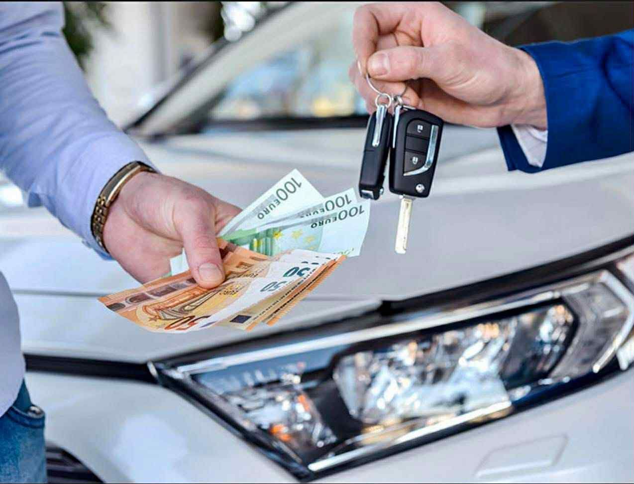 Paiement et remise des clés lors de la prise en charge d’un véhicule par Auto Safe Tontouta au dépose-minute de l’aéroport international