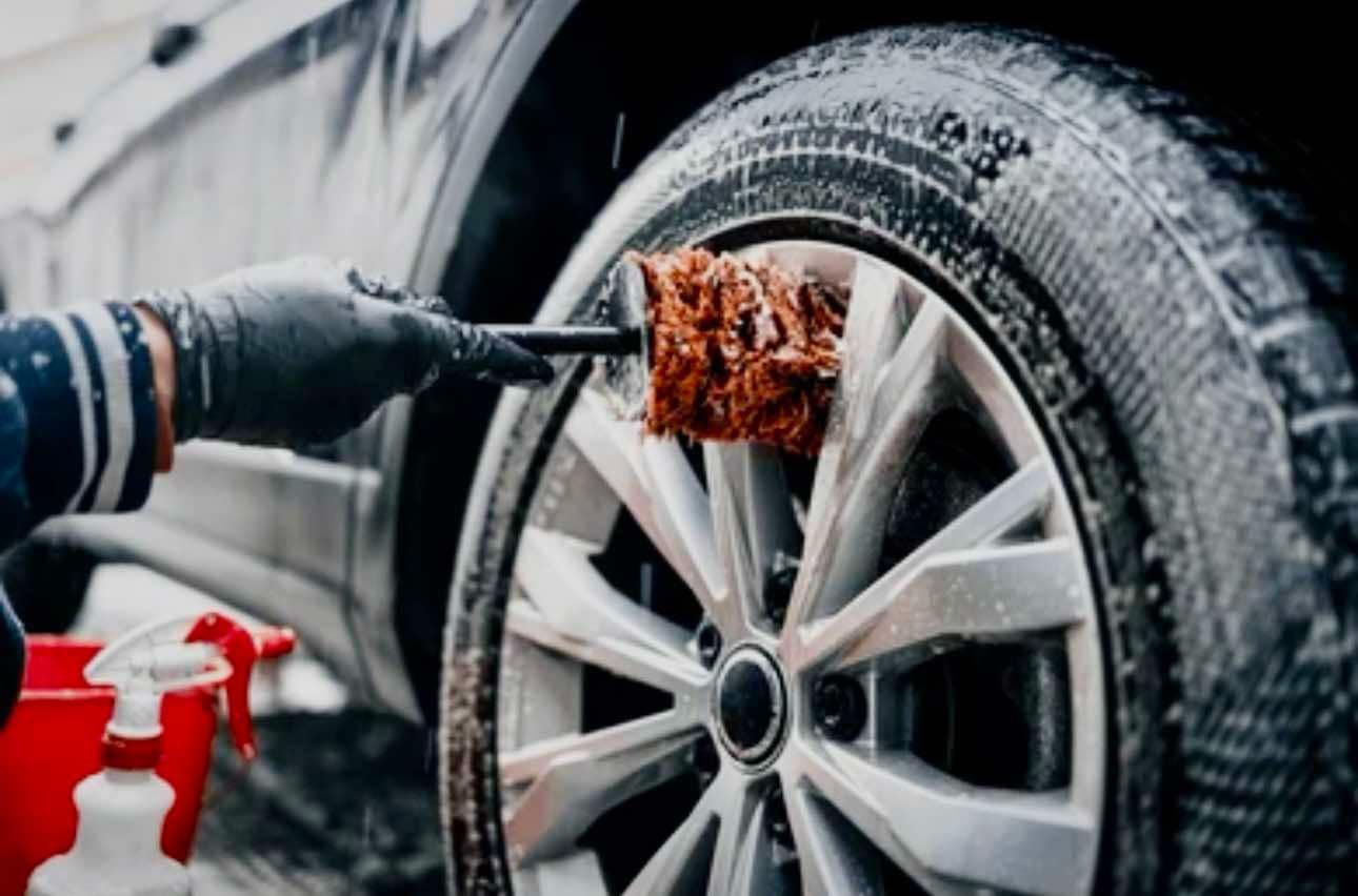 Nettoyage professionnel de jantes et pneus au parking Auto Safe Tontouta, service de lavage voiture près de l’aéroport international de La Tontouta en Nouvelle-Calédonie