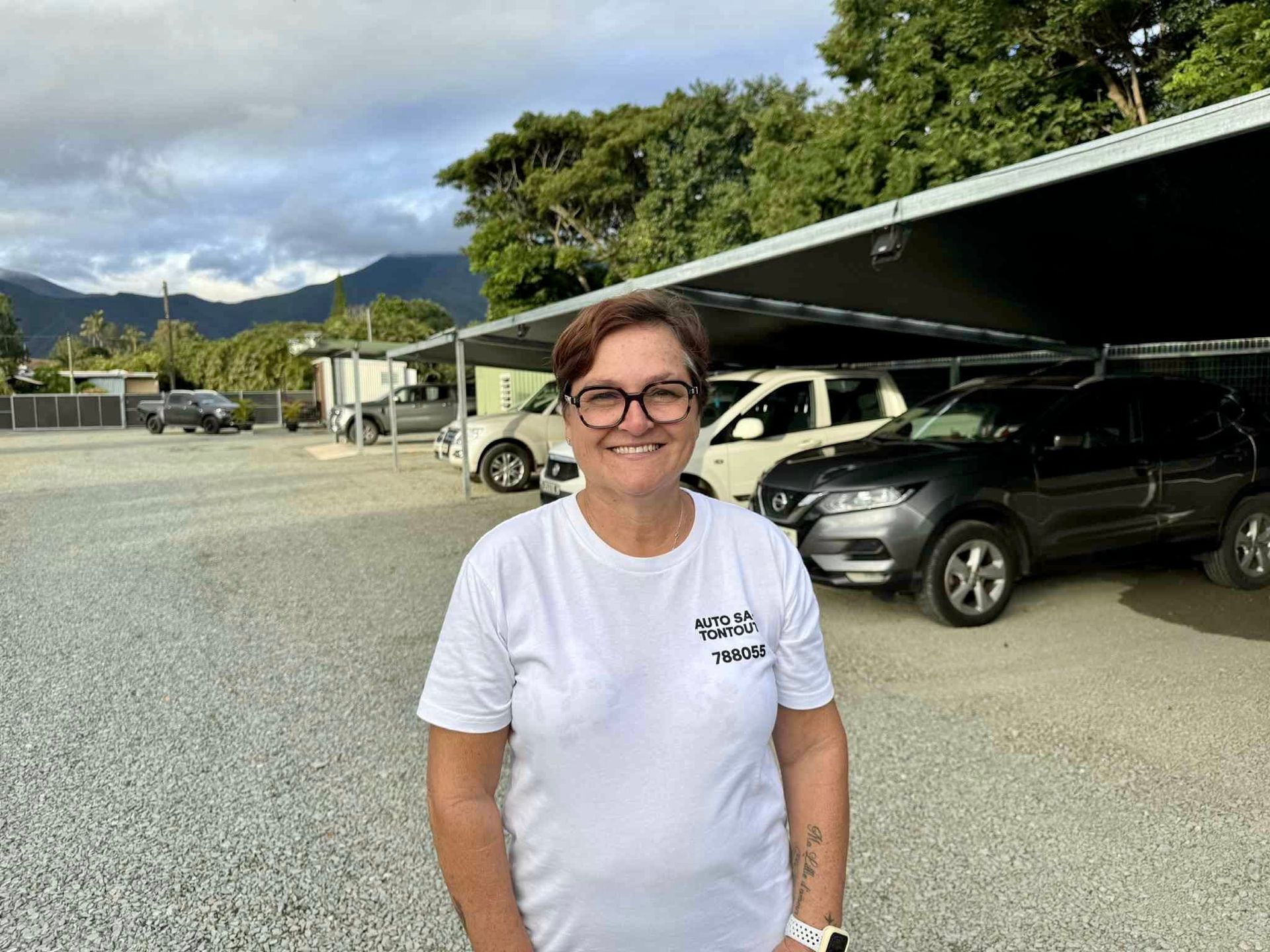 Personnel accueillant d’Auto Safe Tontouta sur le parking sécurisé près de l’aéroport de La Tontouta en Nouvelle-Calédonie, service professionnel de stationnement longue durée pour voyageurs