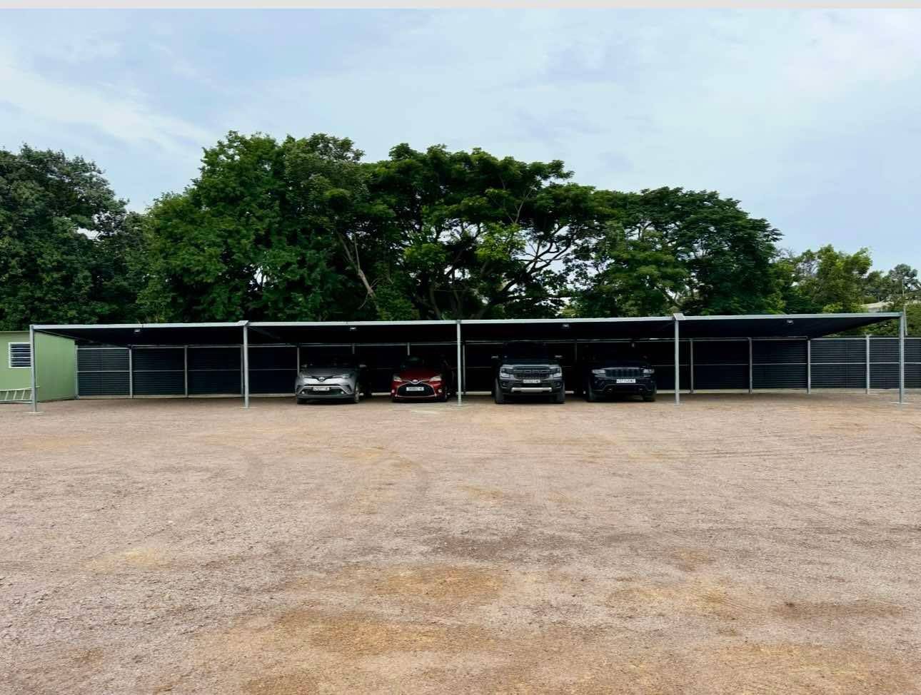 Parking Auto Safe Tontouta avec abris sécurisés pour voitures, situé près de l’aéroport international de La Tontouta en Nouvelle-Calédonie, solution de stationnement longue durée surveillé 24h/24