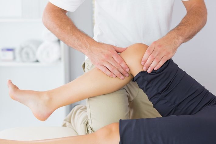Massaggio riabilitativo al ginocchio