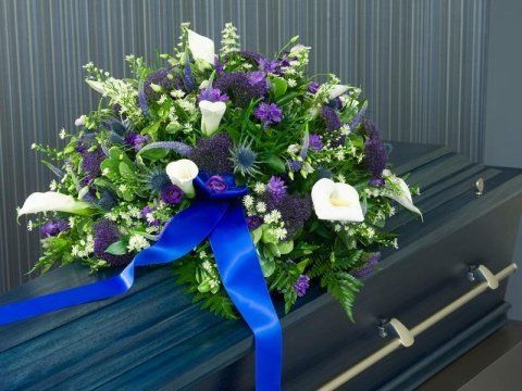 cofano funebre blu scuro con fiori