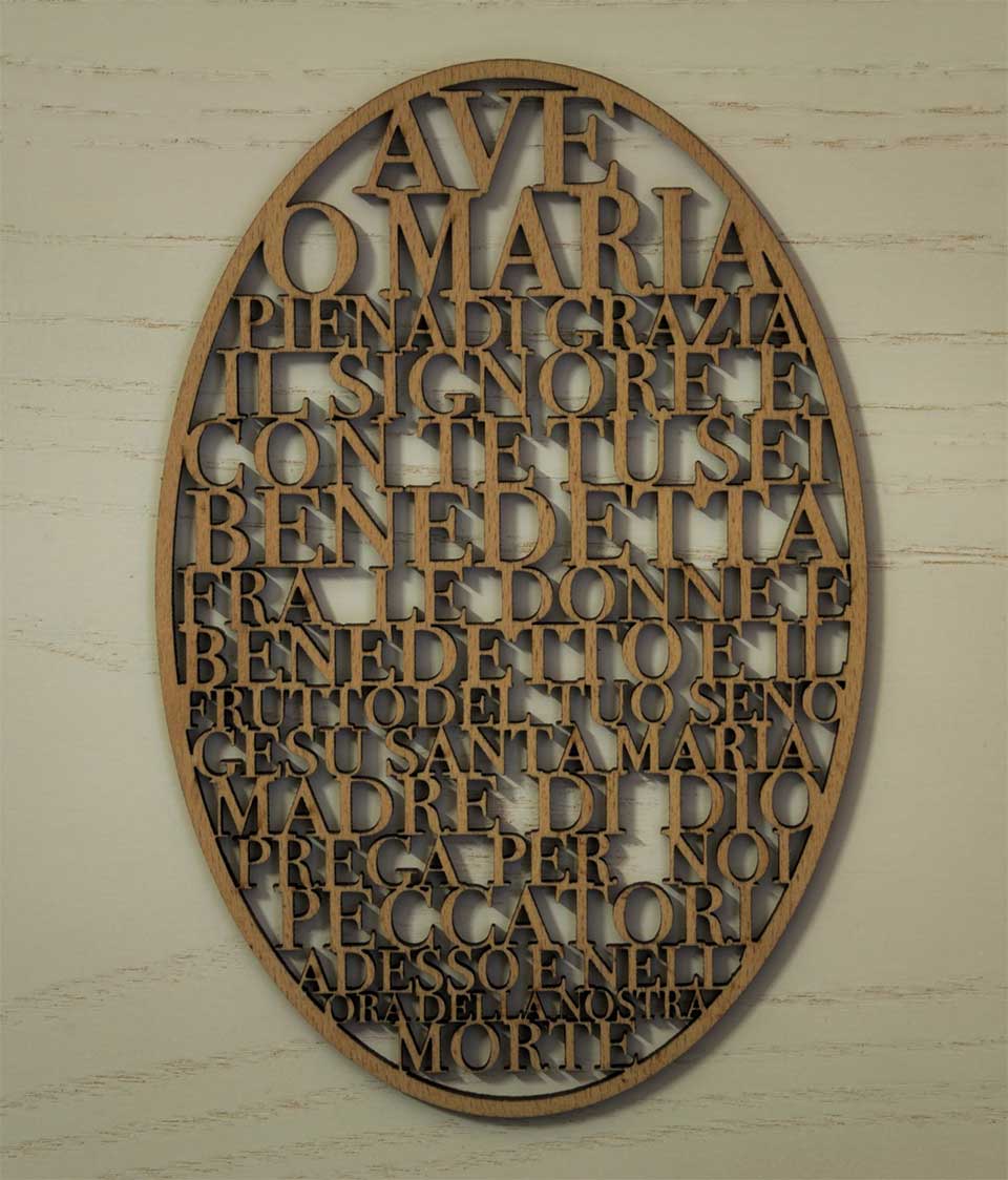 decorazione ovale con scritte per funerale