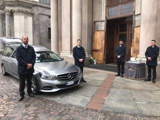 staff di agenzia funebre e auto funebre fuori da chiesa