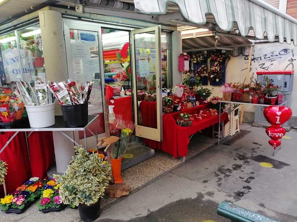 esposizione esterna di un negozio di fiori