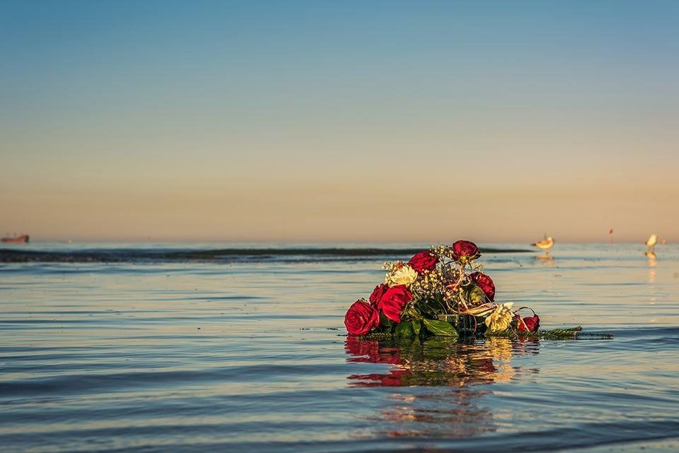 omaggio floreale per dispersione ceneri in mare