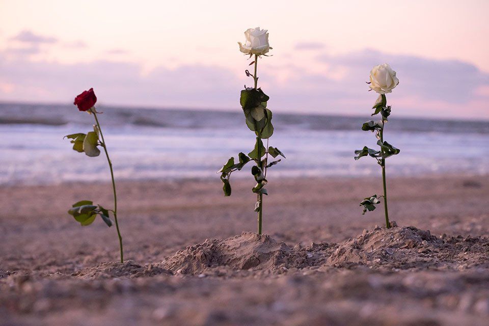 omaggio floreale a defunto sulla spiaggia