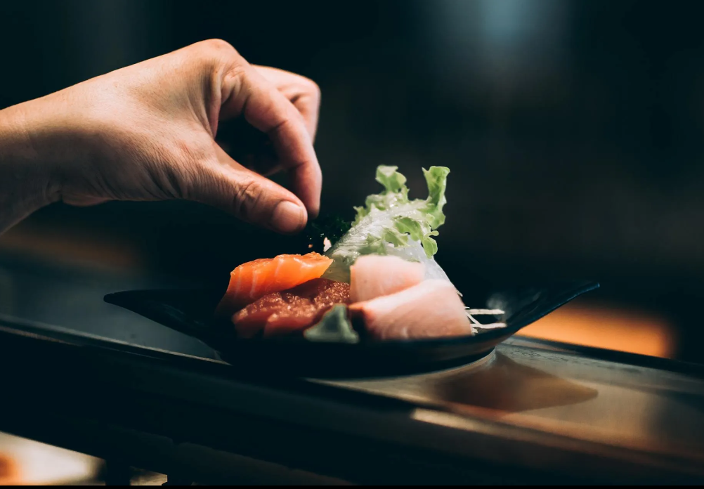Composizione a mano di un piccolo antipasto con verdure e ortaggi su un tavolo scuro