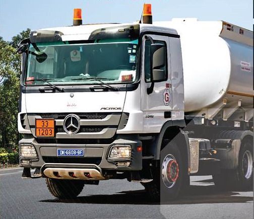 Un camion blanc avec une plaque d'immatriculation indiquant 1203