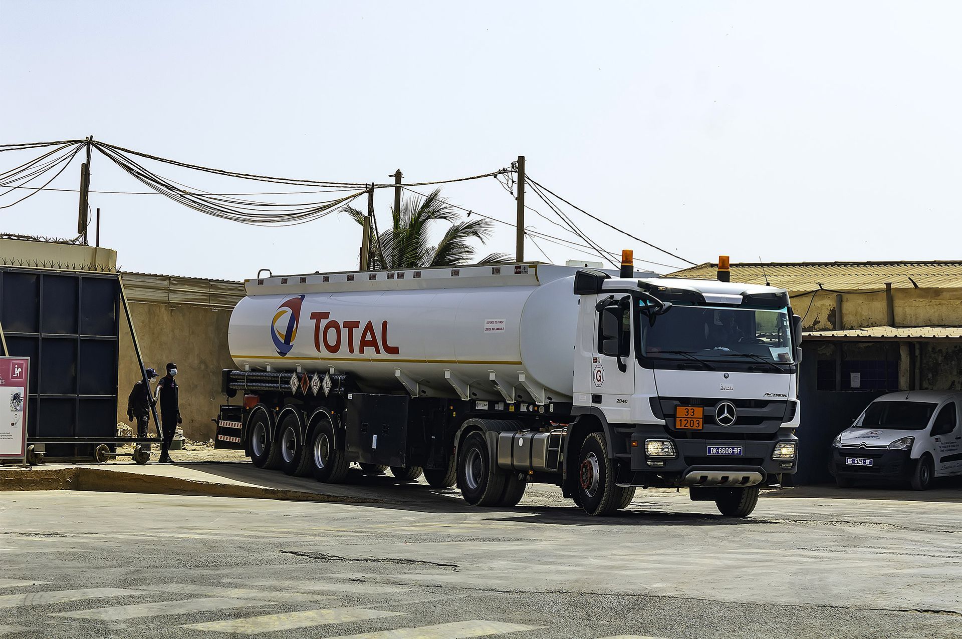 Un camion-citerne total est garé dans un parking
