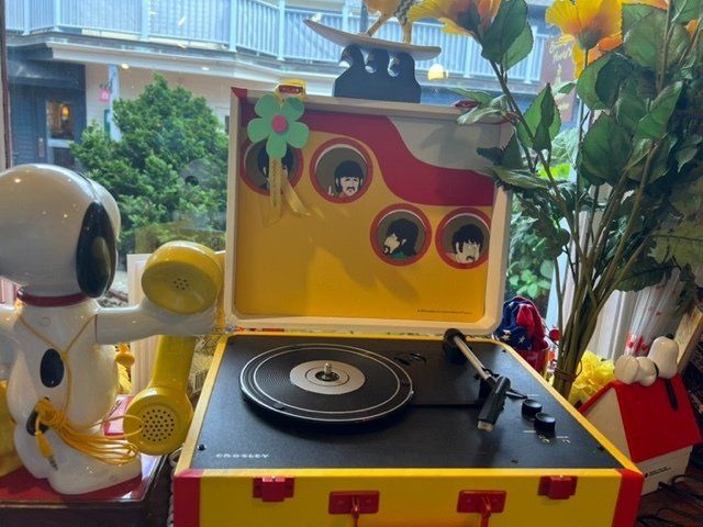 A record player with a snoopy figurine on top of it