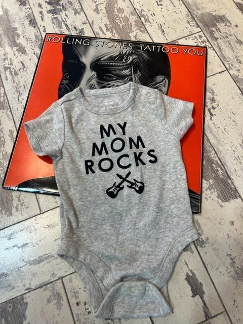 A baby onesie that says my mom rocks