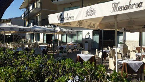 tavoli all'aperto di un ristorante