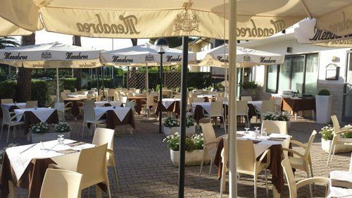 giardino di un ristorante con tavoli
