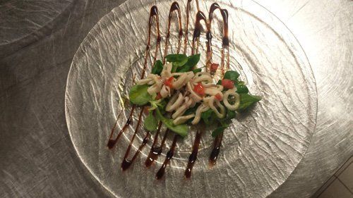 insalata con anelli di pesce