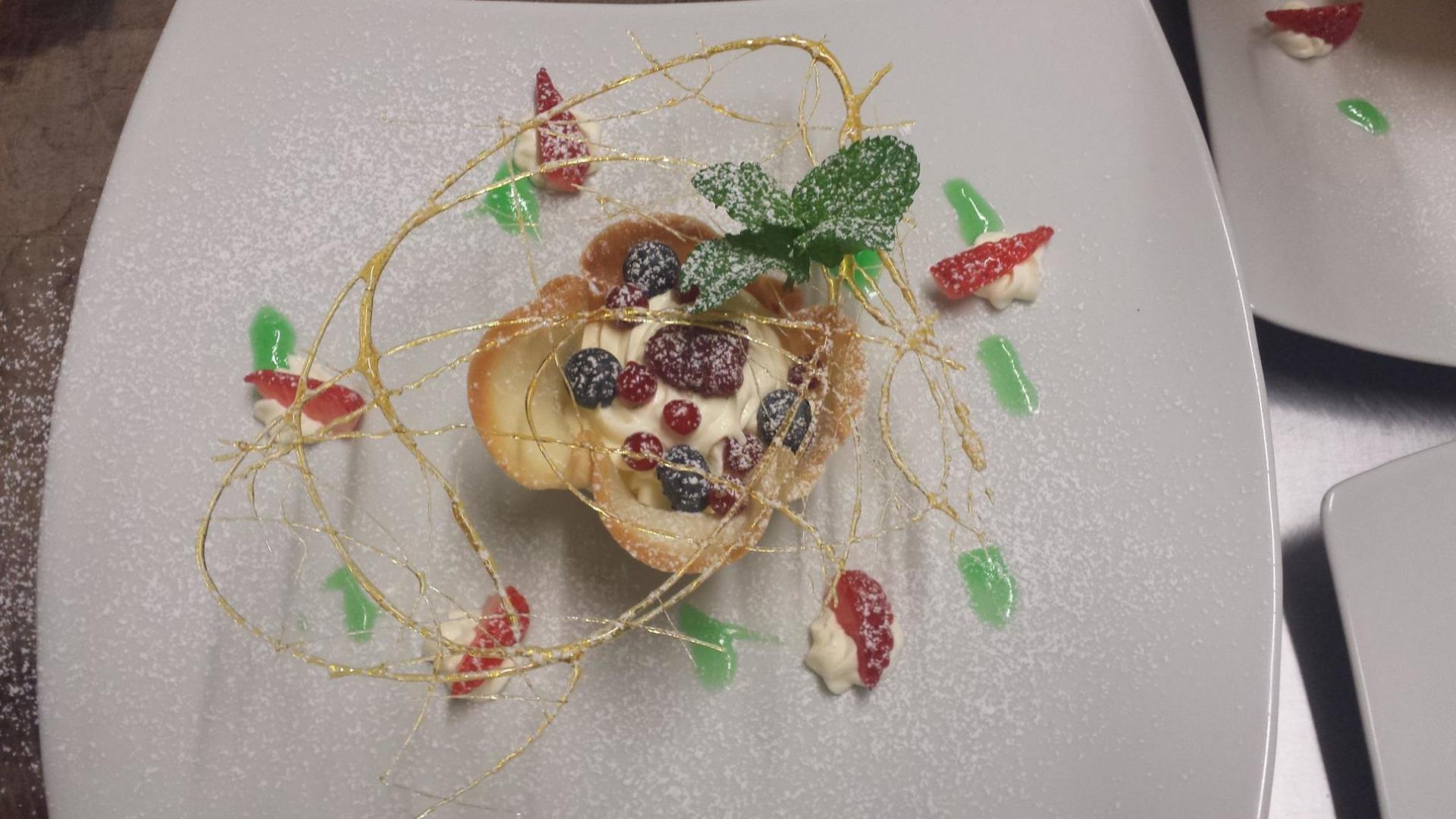 dolce di crema e frutti di bosco