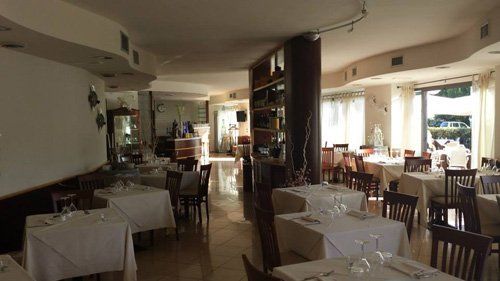 sala ristorante con tavoli imbanditi