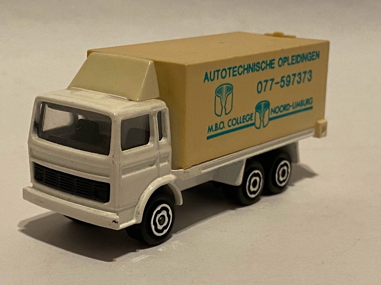 Autotechnische opleidingen M.B.O. College Noord Limburg Majorette Renault 1:100 voorzijde