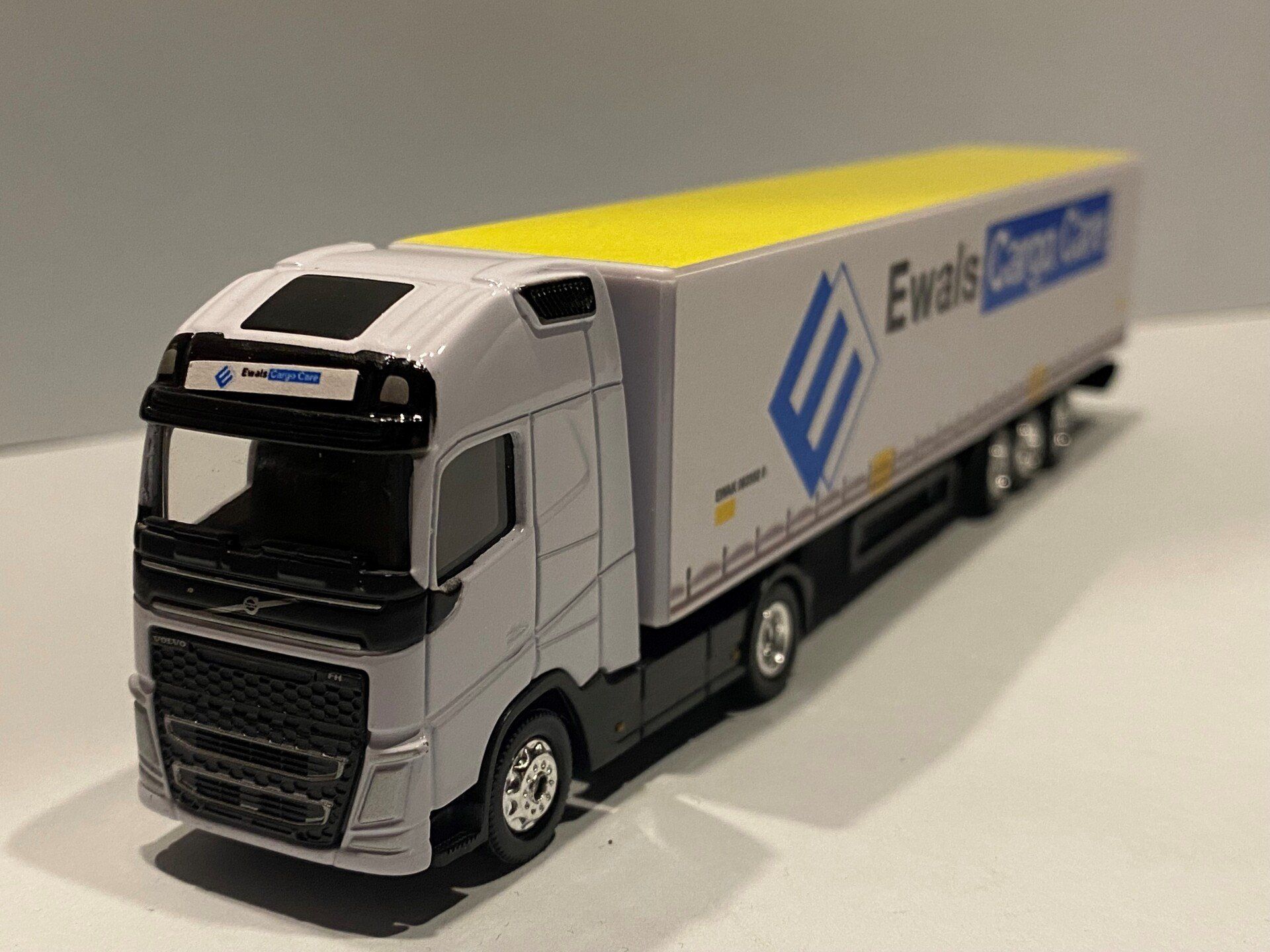 Ewals Cargo Care Volvo FH Made in China Voorzijde