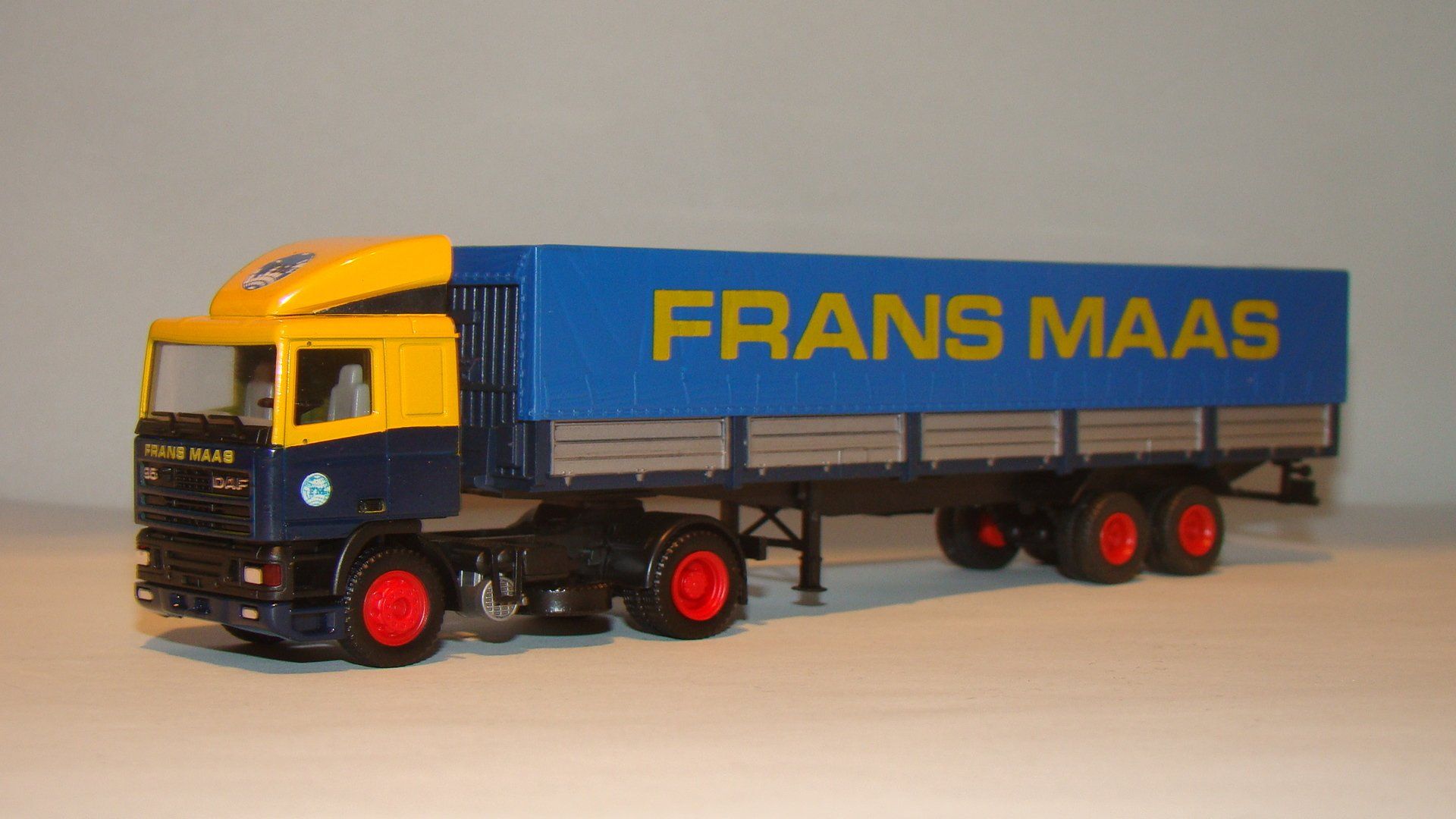 Frans Maas Herpa DAF 95 zwarte grill 2 assige Huckepack trailer