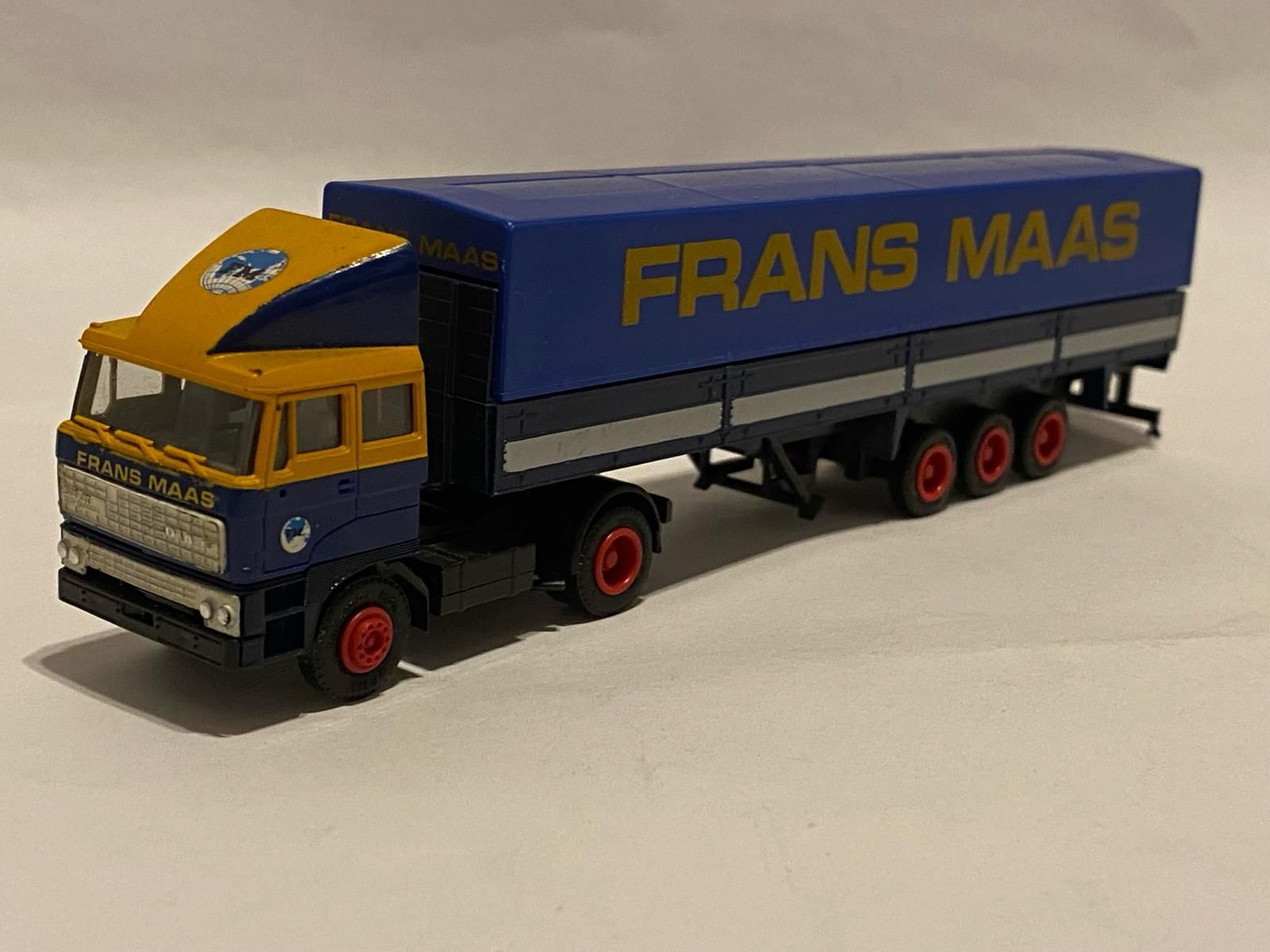 Frans Maas Kleine Wereldbol Herpa DAF 2800 voorzijde