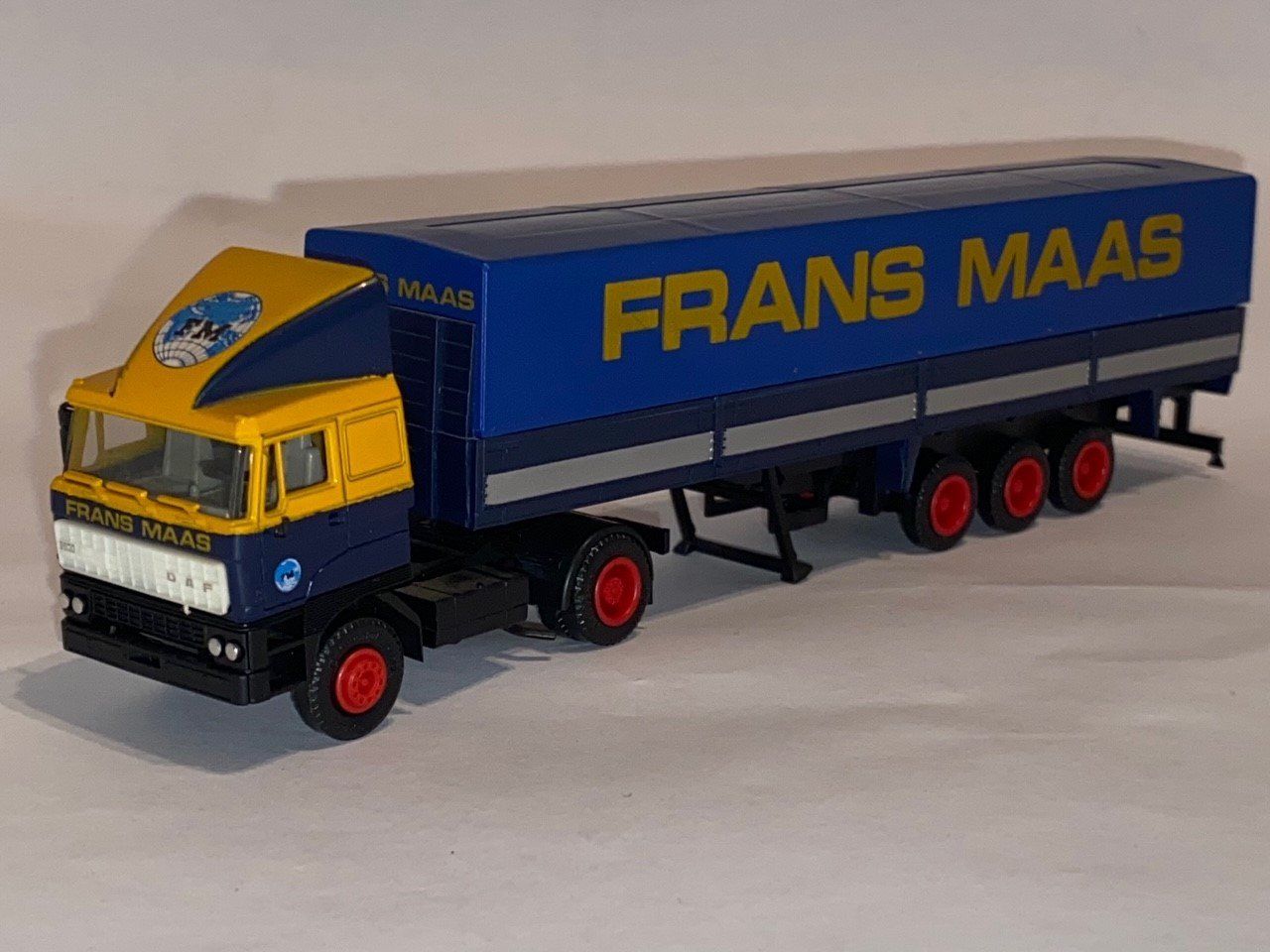 Frans Maas Herpa DAF 3600 witte Grill lichte kleur wereldbol