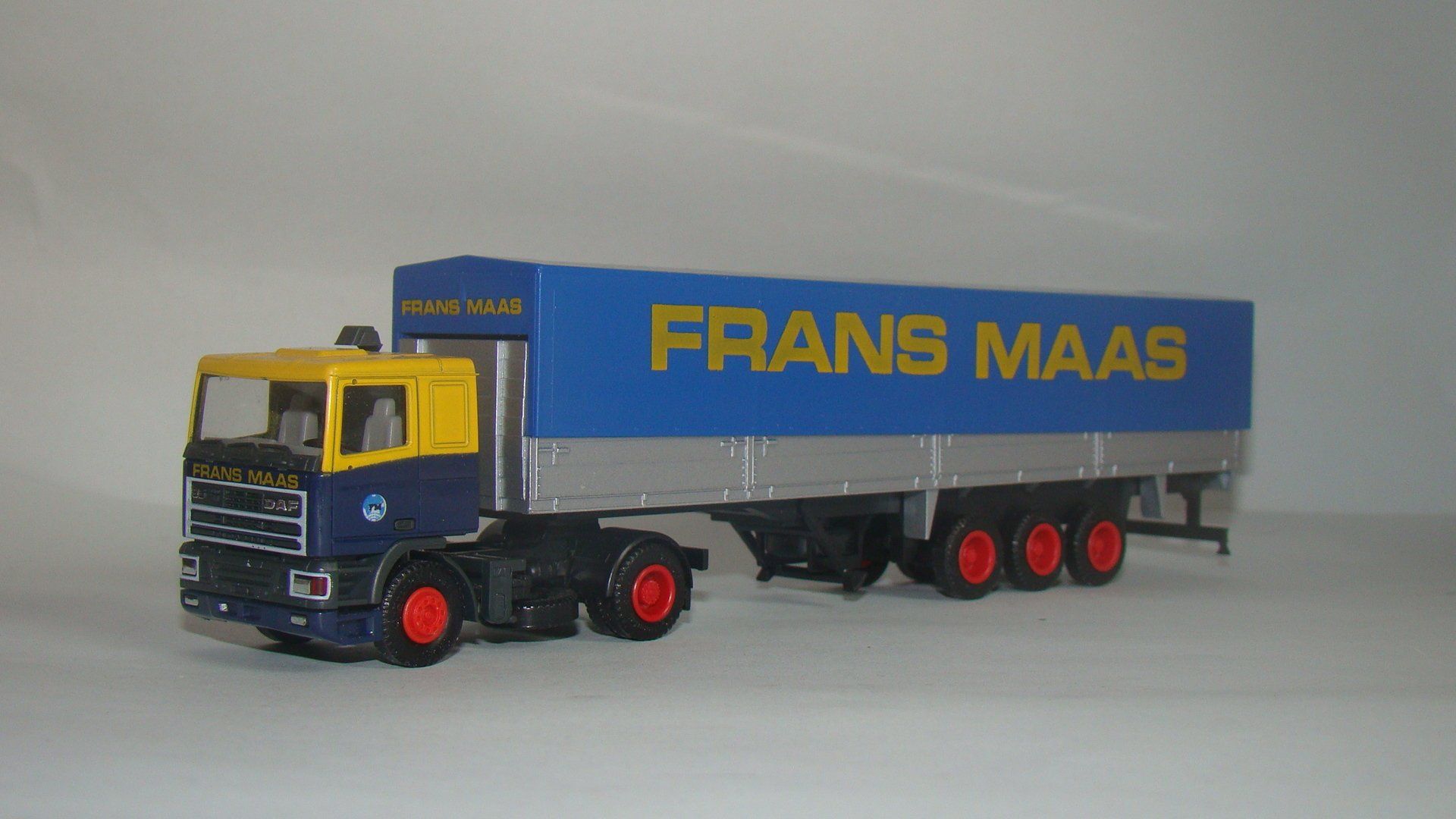 Frans Maas Herpa DAF 95 witte grille, rode velgen zonder spoiler