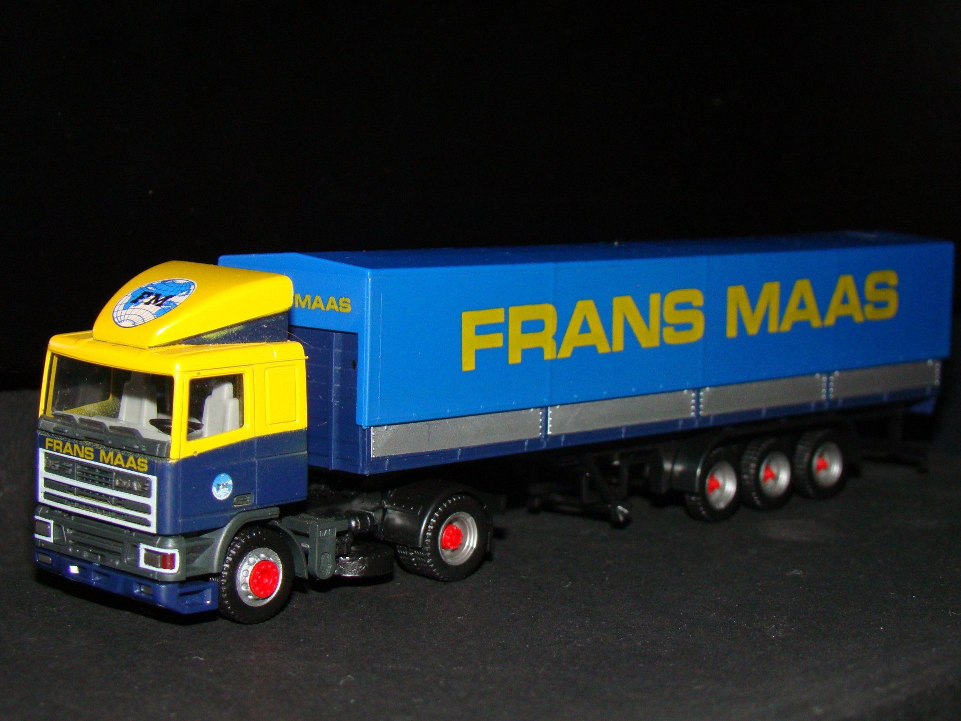 Frans Maas Herpa DAF 95 witte grill & Spoiler rood/zilvere velgen